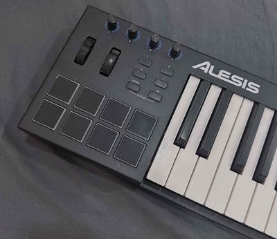 Đàn Alesis V61 (MIDI Keyboard Controller)