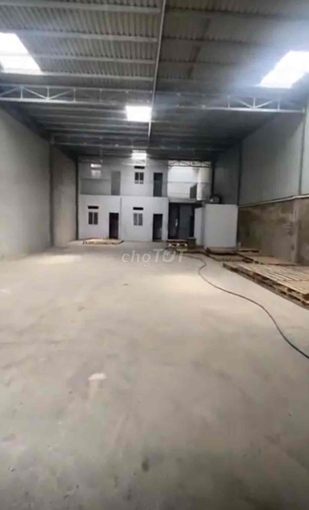 cho thuê kho 300m2 kiên cố, có 4 phòng ngủ phía sau