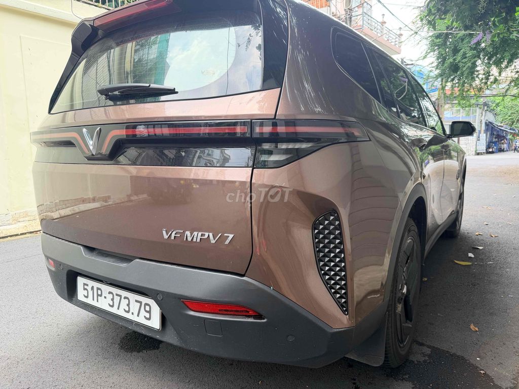 Электромобиль VinFast VF MPV 7, коричневый, 7 мест