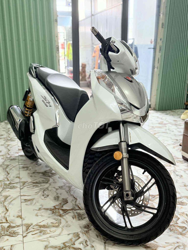 SH 300i xe nhập Ý Trắng Sporty. Mua bán Xe máy tại Thành phố Mỹ Tho Tiền Giang được đăng bởi Sang Mobile hình 2