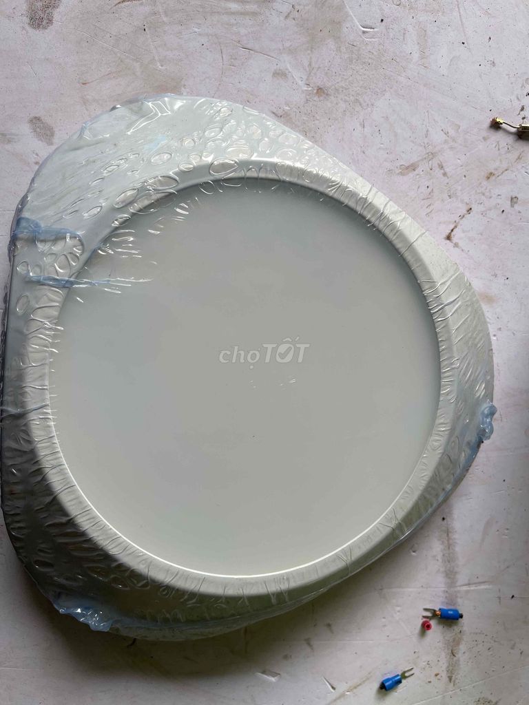 Đèn ốp trần màu Trắng chưa sử dụng. Mua bán Đèn tại Thành phố Buôn Ma Thuột Đắk Lắk được đăng bởi Mặt Trời hình 1