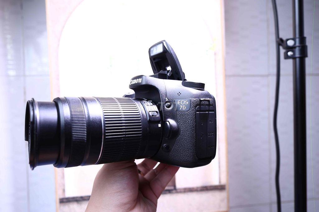 Máy ảnh Canon 7D DSLR Đen Đã sử dụng. Mua bán Máy ảnh, Máy quay tại Thành phố Thuận An Bình Dương được đăng bởi Nguyễn Đình Tú hình 1