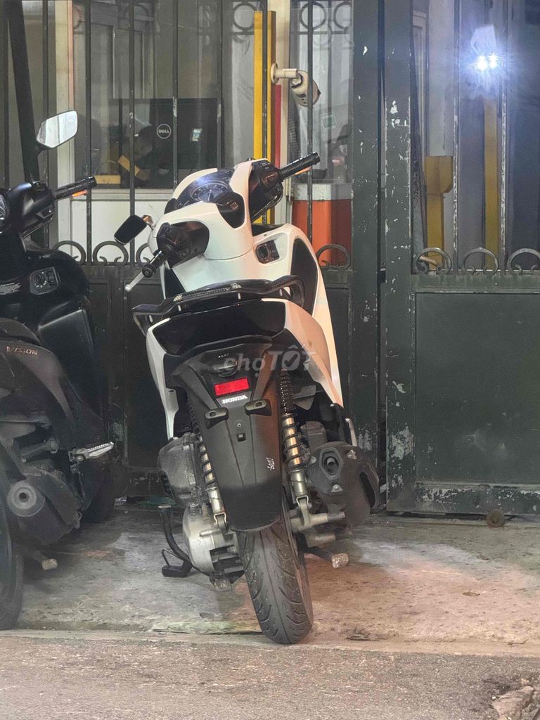 Honda SH125i белый скутер
