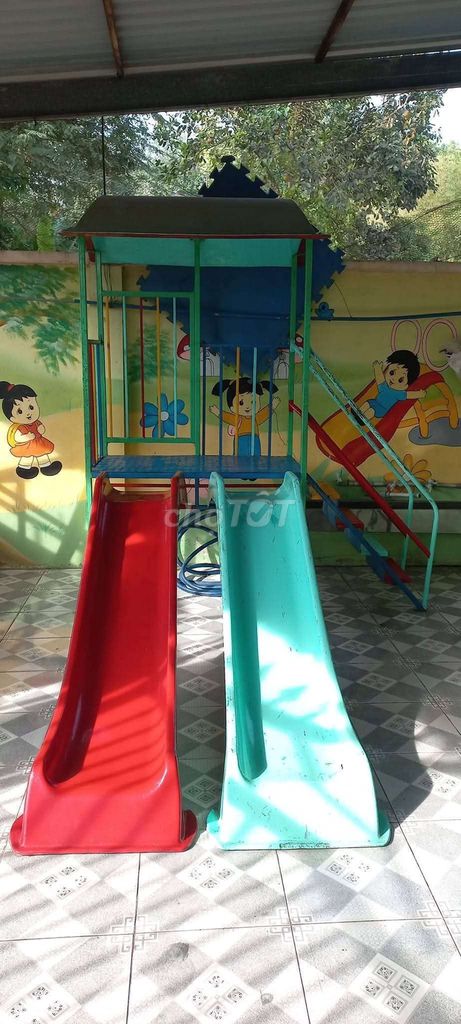 Cầu trước và đồ chơi như hinh
