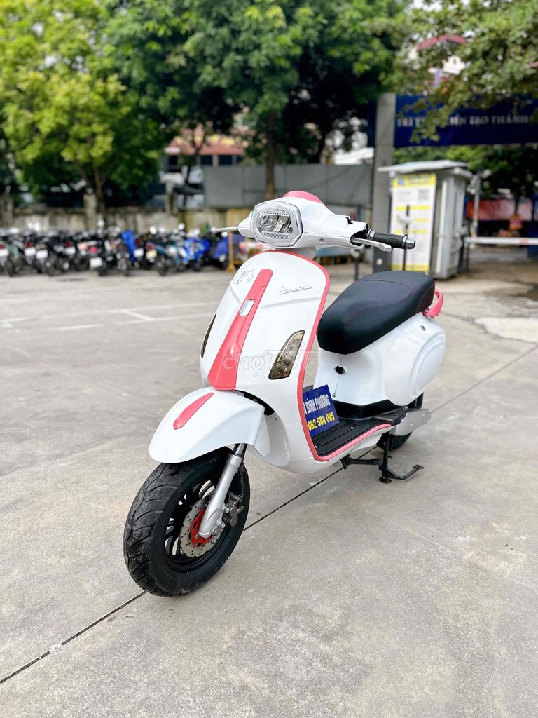 Электроскутер Vespa Розово-белый 40-50 км/заряд Ханой