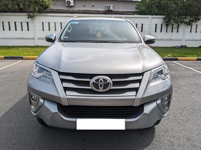 Toyota Fortuner 2020, số sàn, máy dầu, màu bạc.