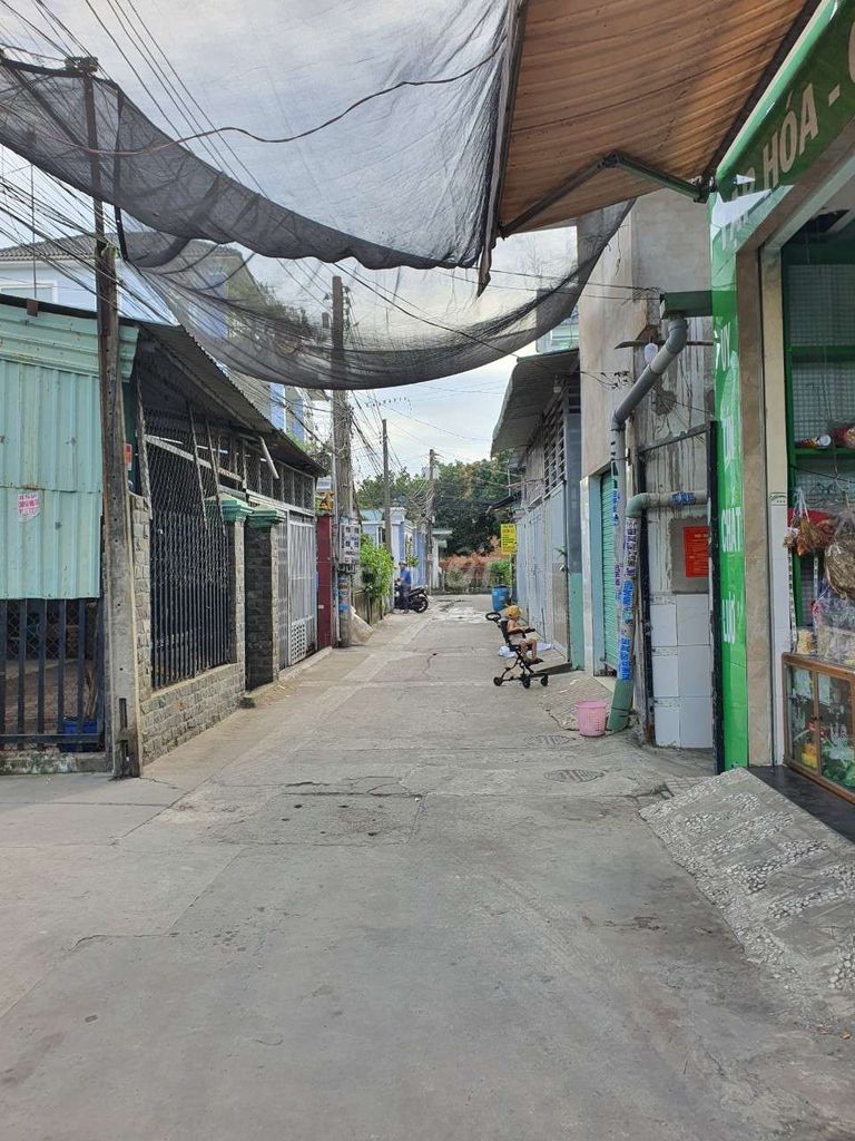 Nhà phố ngay chợ Xóm Nghèo, gần KCN Sóng Thần ngã 4 Đồi Mồi, 805 Dĩ An