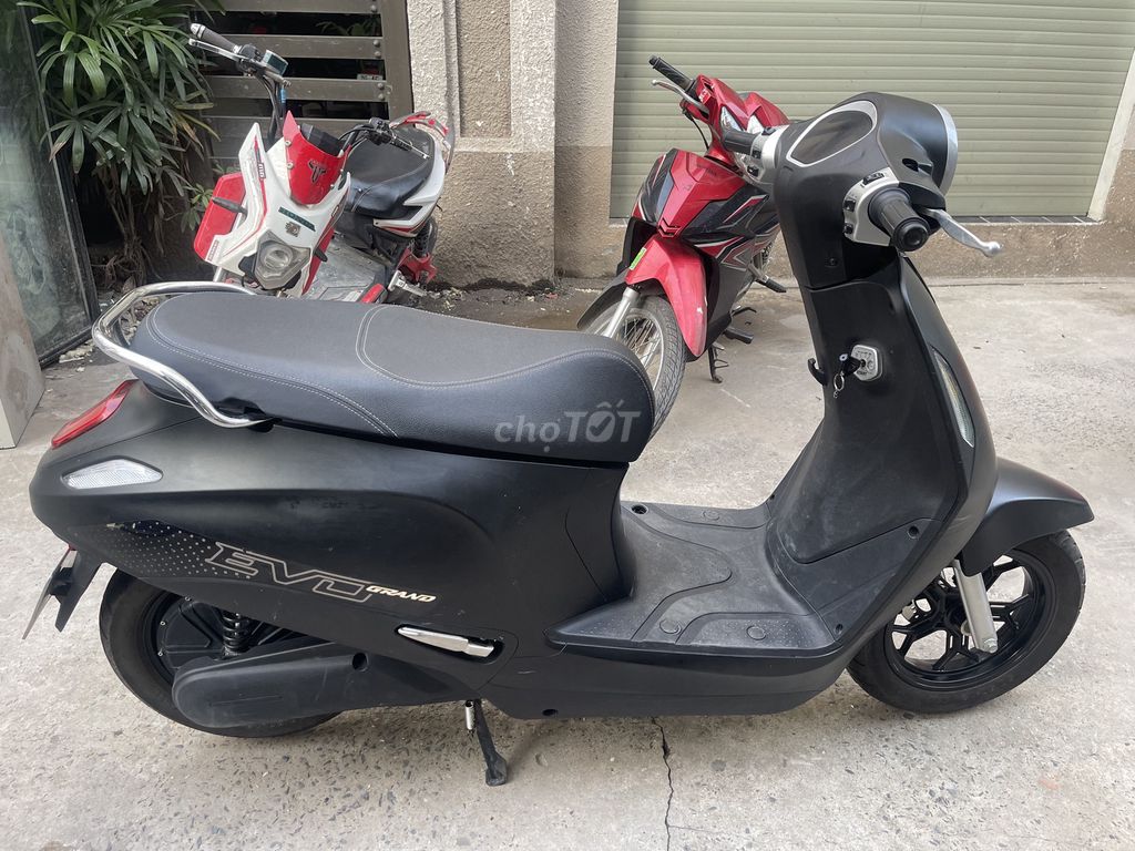 Черный электрический скутер VinFast Evo Grand 9.000 км