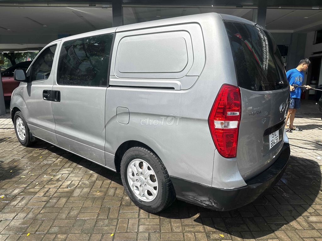 Cần Bán chiếc Hyundai Starex 2011 Xám. Mua bán Ô tô tại Quận 7 Tp Hồ Chí Minh được đăng bởi Hoàng Trung hình 3