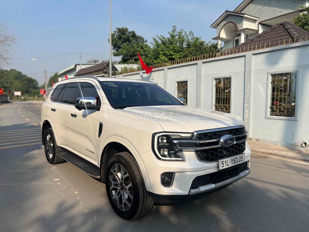 Everest 2024 Titanium 4x4 siêu lướt như xe thùng