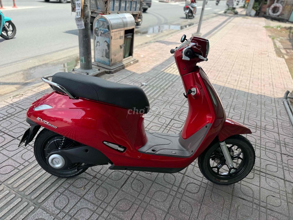 Электрический скутер VinFast EVO 200 красный 2024