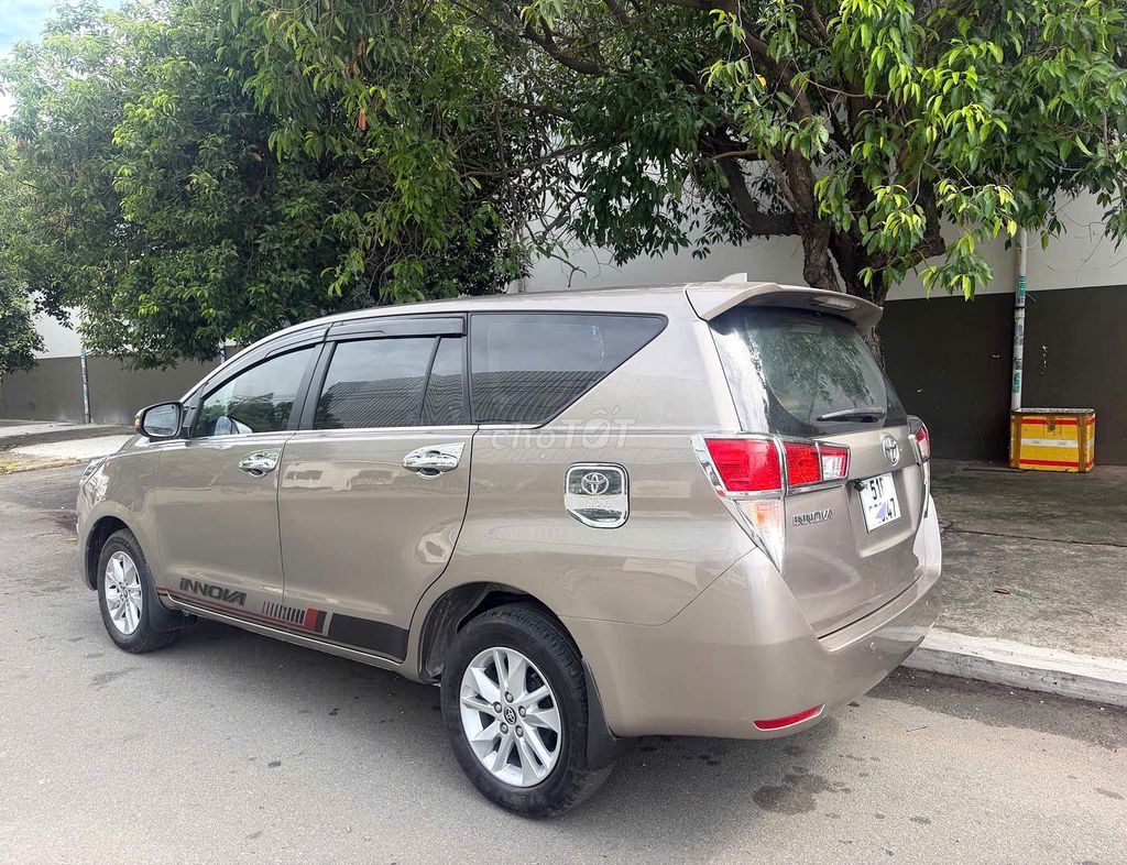 Toyota INNOVA 2019E Số sàn Nâu đồng xe Gia Đình đi