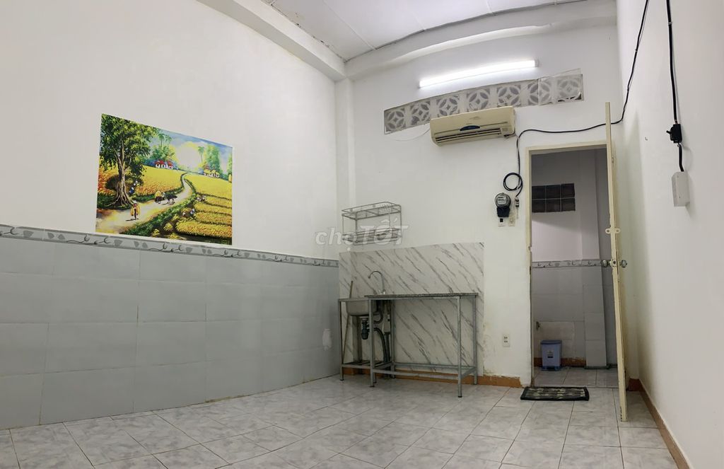 Phòng trọ gần chợ Hoàng Hoa Thám có máy lạnh