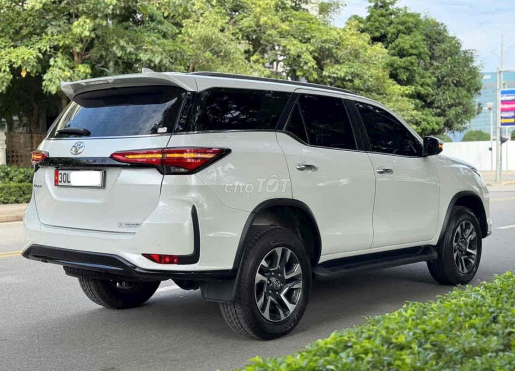 Toyota Fortuner 2024 (full dầu) lăn bánh 1vạn km. Mua bán Ô tô tại Quận Cầu Giấy Hà Nội được đăng bởi TRUNG HIẾU AUTO hình 4