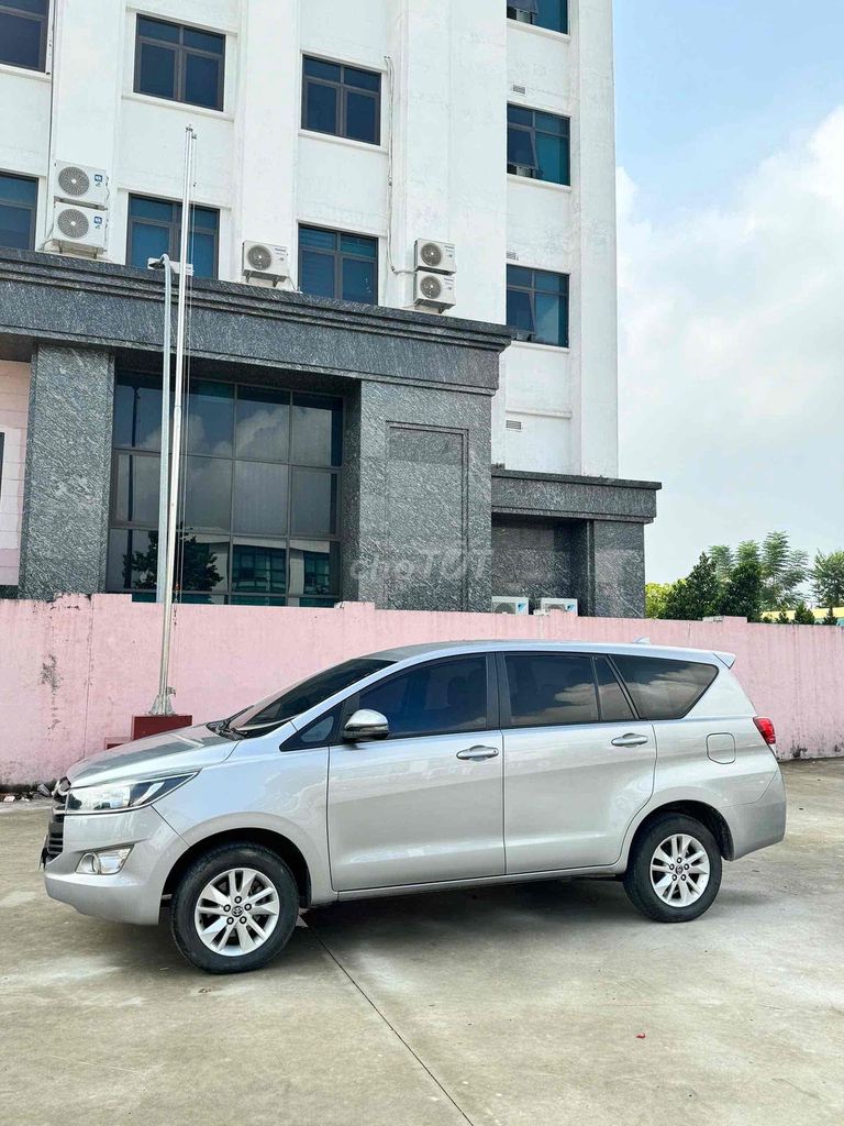 Toyota Innova 2.0E Số sàn 2019 Ghi bạc biển 30/F