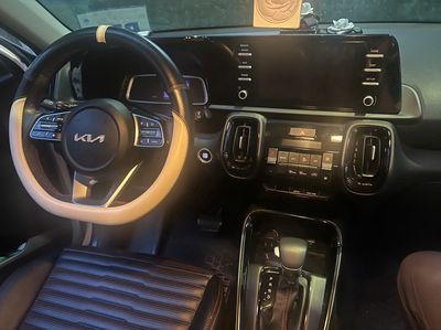 KIA SONET LUX 1.5 AT 2023 Trắng 30000 km (biển HN)