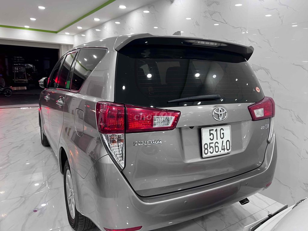 Bán xe Toyota Innova 2018 số sàn màu nâu