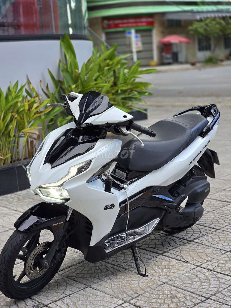 Honda Air Blade 2022 бело-черный спорт