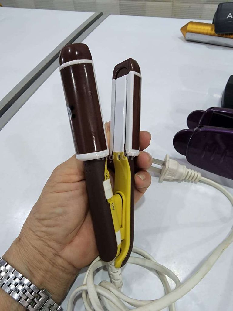 Máy duỗi tóc Nữ Nâu vàng Nhỏ gọn. Mua bán Nội thất, đồ gia dụng khác tại Quận Gò Vấp Tp Hồ Chí Minh được đăng bởi Hoàng Liên hình 1