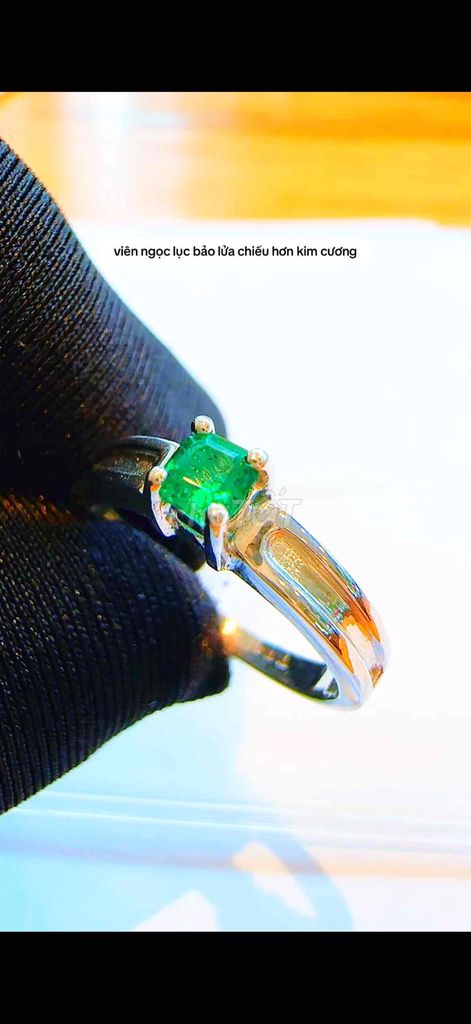 viên ngọc lục bảo emerald lửa chiếu hơn kim cương