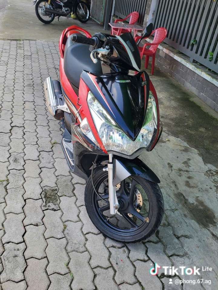 Honda Air Blade 2024 красный черный Вьетнам