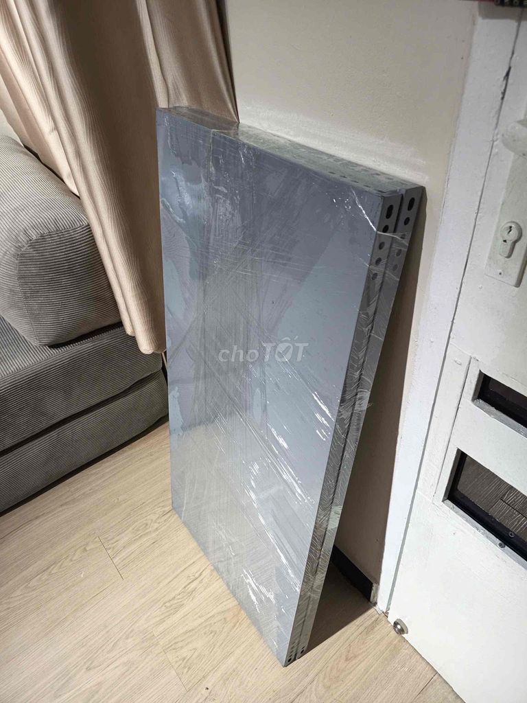 Kệ sắt Xám dư xài Mới 97%. Mua bán Tủ, kệ gia đình tại Quận 4 Tp Hồ Chí Minh được đăng bởi Mai Chí Thảo hình 1