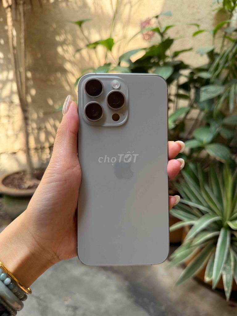 Apple iPhone 15 Pro Max 256GB Titan Mỹ. Mua bán Điện thoại tại Thành phố Đà Lạt Lâm Đồng được đăng bởi Jessi Lê hình 1