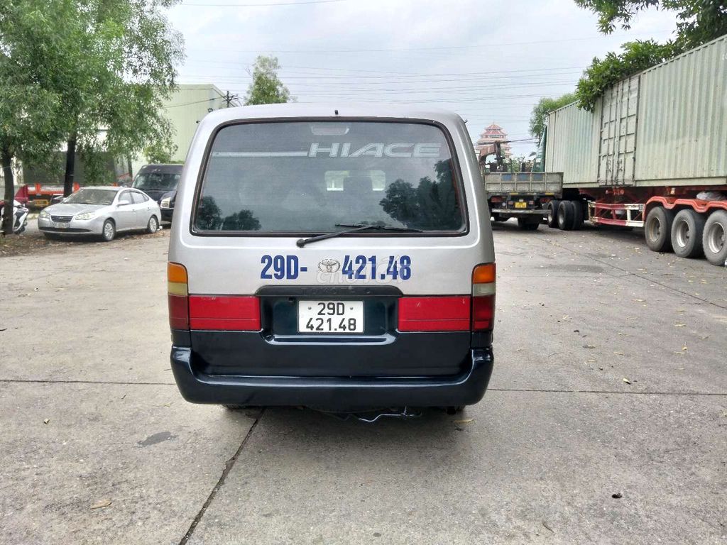 Toyota Hiace 3 места 2004 2 цвета
