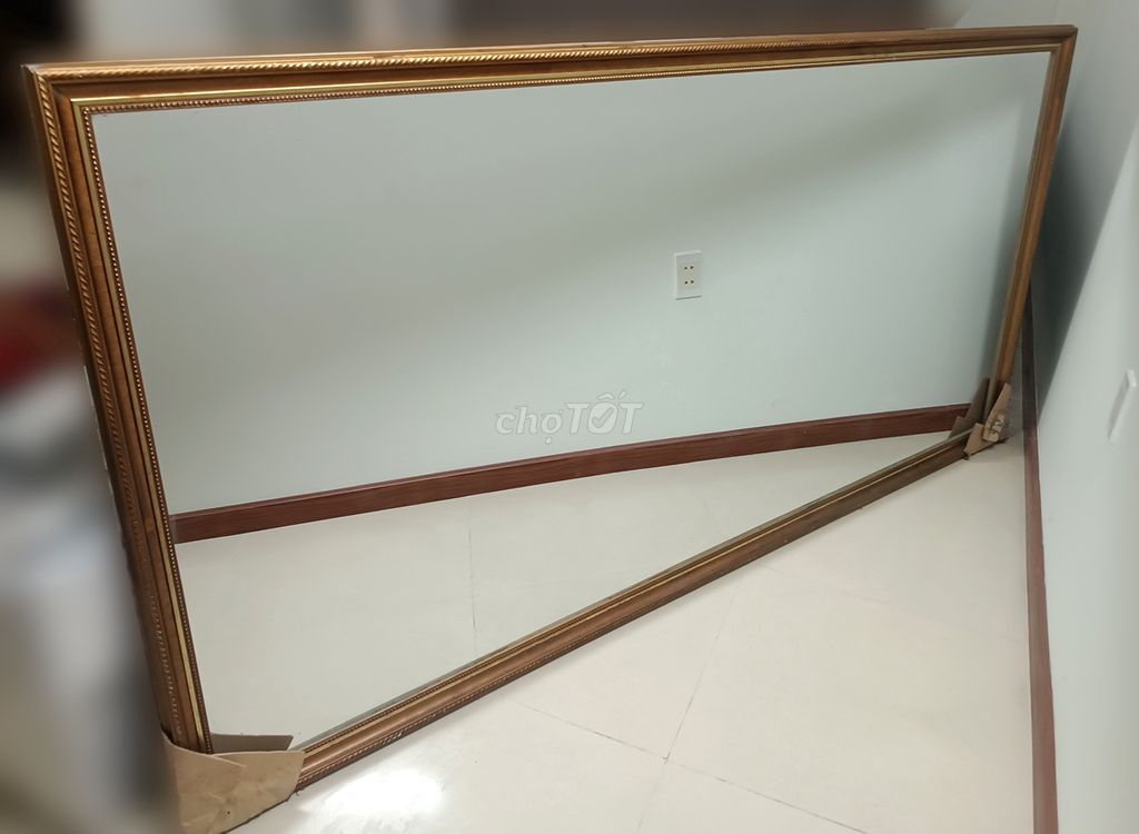 Gương treo tường lớn có khung vàng dài 2,5m x 1,1m