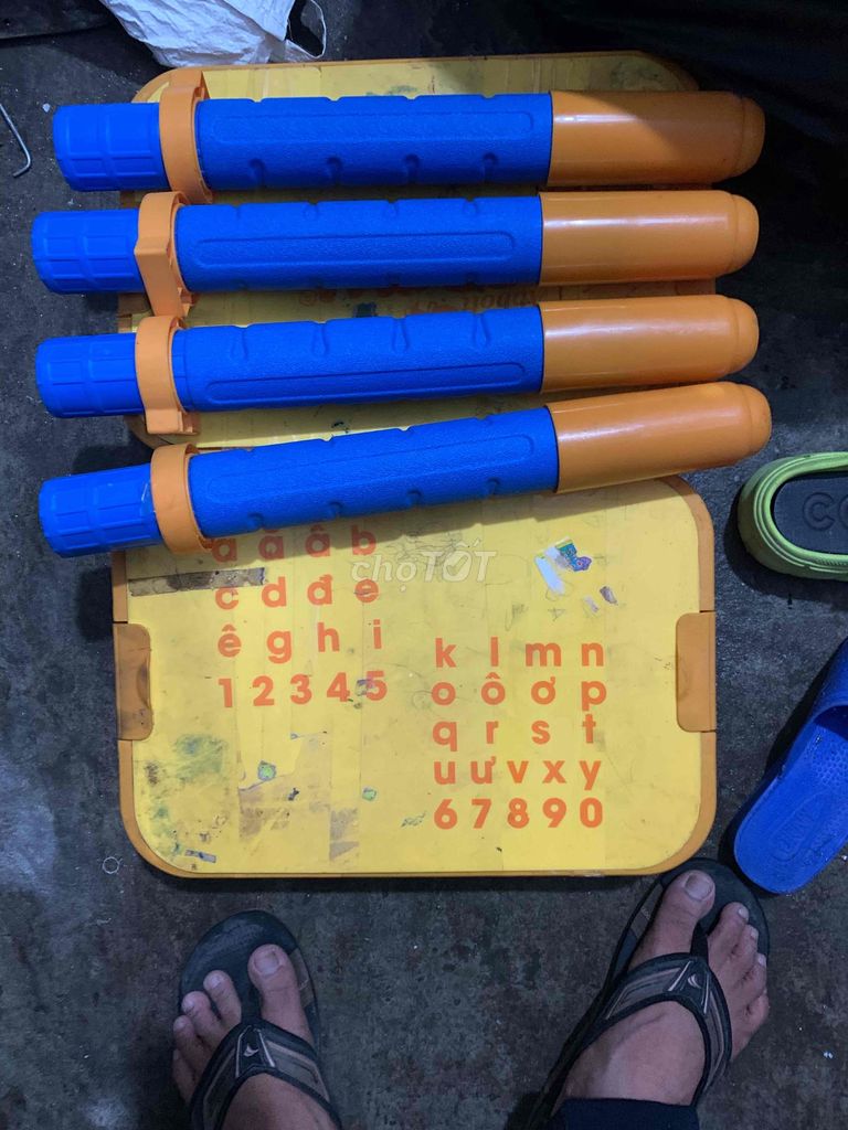 mình có bàn cũ. bé nào cần mình tặng