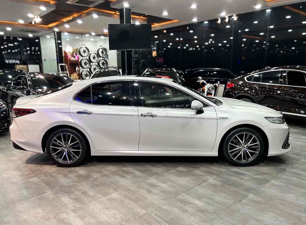 Toyota Camry 2022 2.5HV - 28000 km. Mua bán Ô tô tại Quận 7 Tp Hồ Chí Minh được đăng bởi Lê Văn Út hình 4
