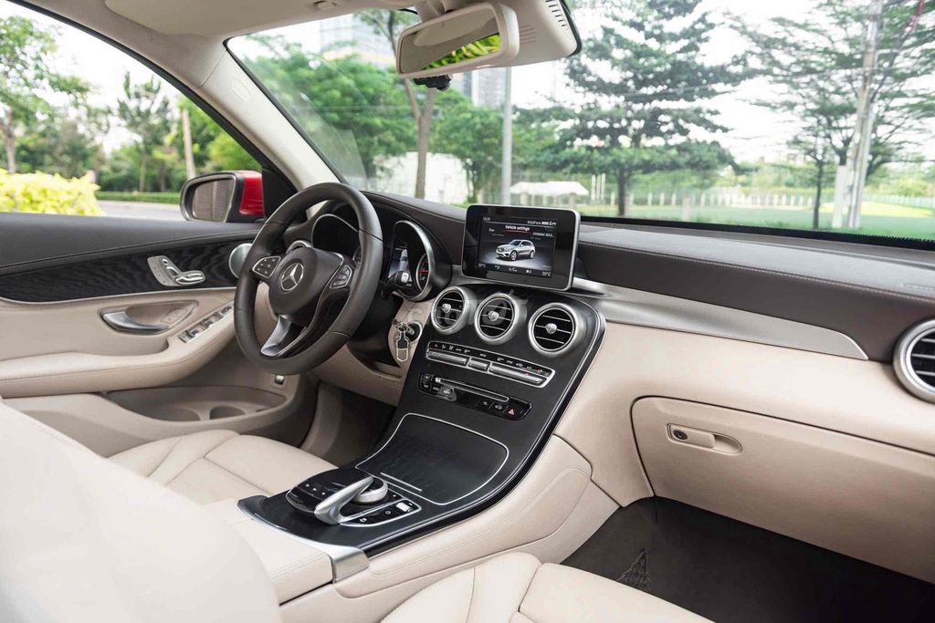 Mercedes GLC300 4Matic - Model 2020 - Đỏ/Kem. Mua bán Ô tô tại Quận 7 Tp Hồ Chí Minh được đăng bởi Thật Nguyễn LongAnh Auto hình 9