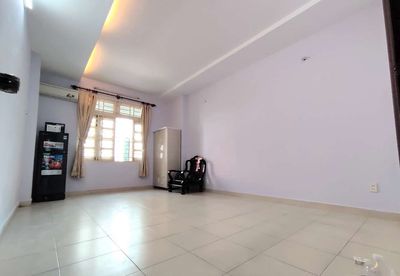 Phòng cửa sổ viewsông, wc riêng, máy lạnh, free để 2 xe, khu D2,UVK,D1