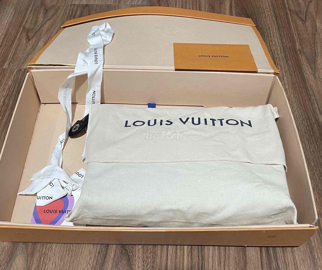 Clutch LV fullbox authentic