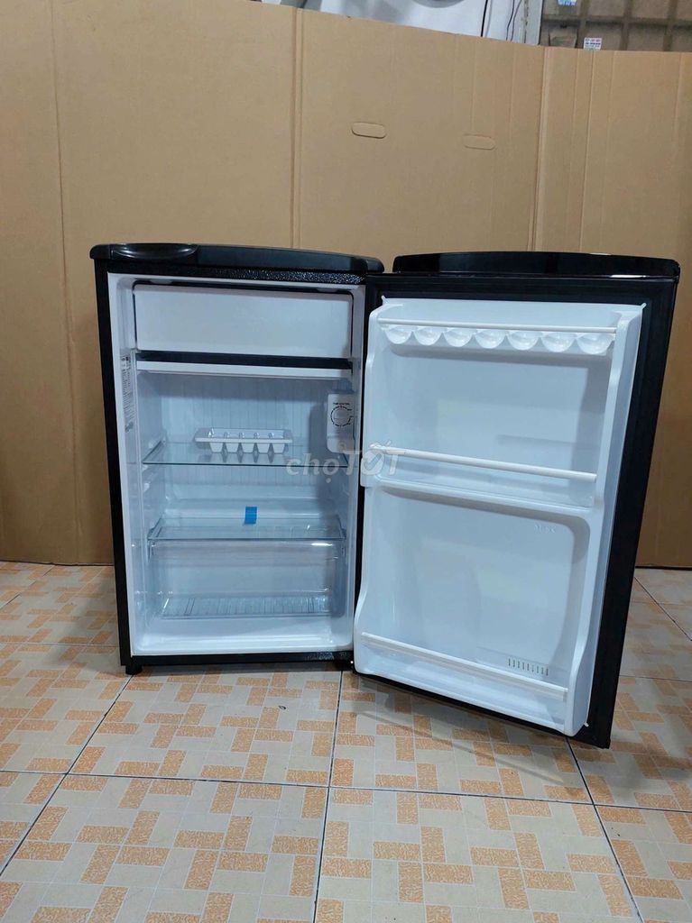 Tủ lạnh Aqua U984J2 nhỏ gọn, tiết kiệm điện, mới.