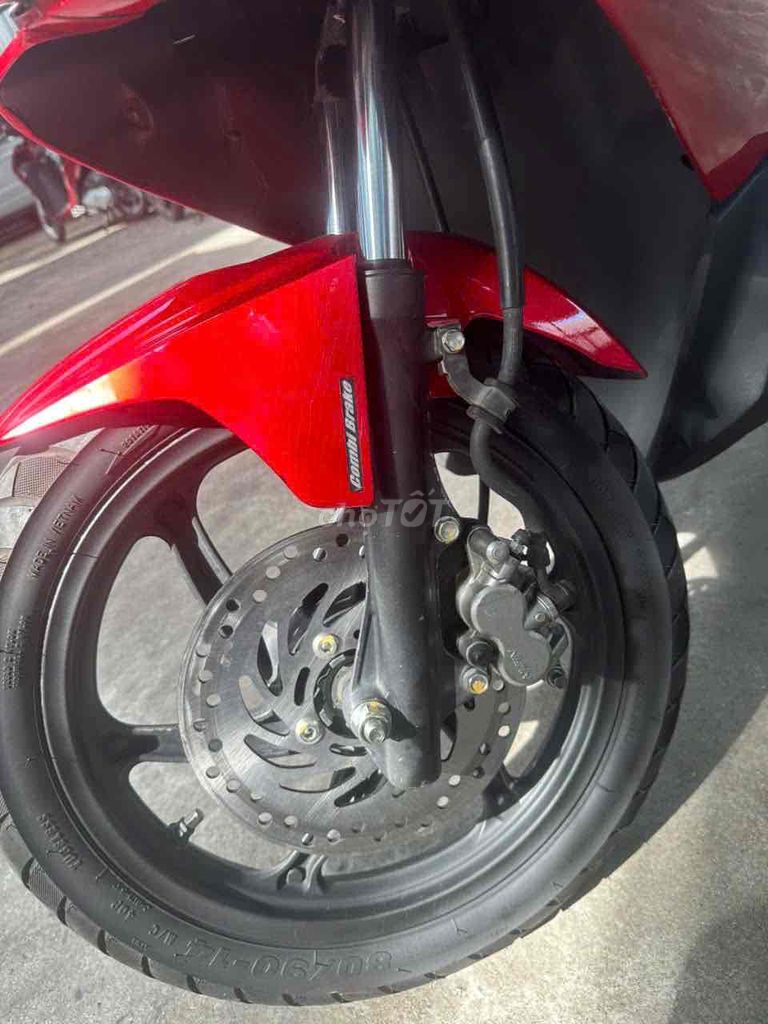 Honda Airblade 110 Fi красный узор 2011 с номерами Хошимина