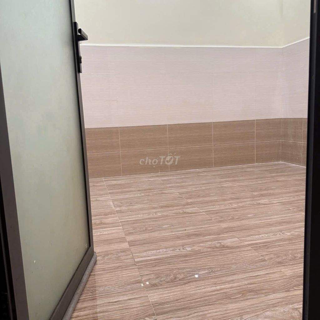 Phòng ngay tên lửa, 20m2, có thang máy, máy lạnh, khóa vân tay