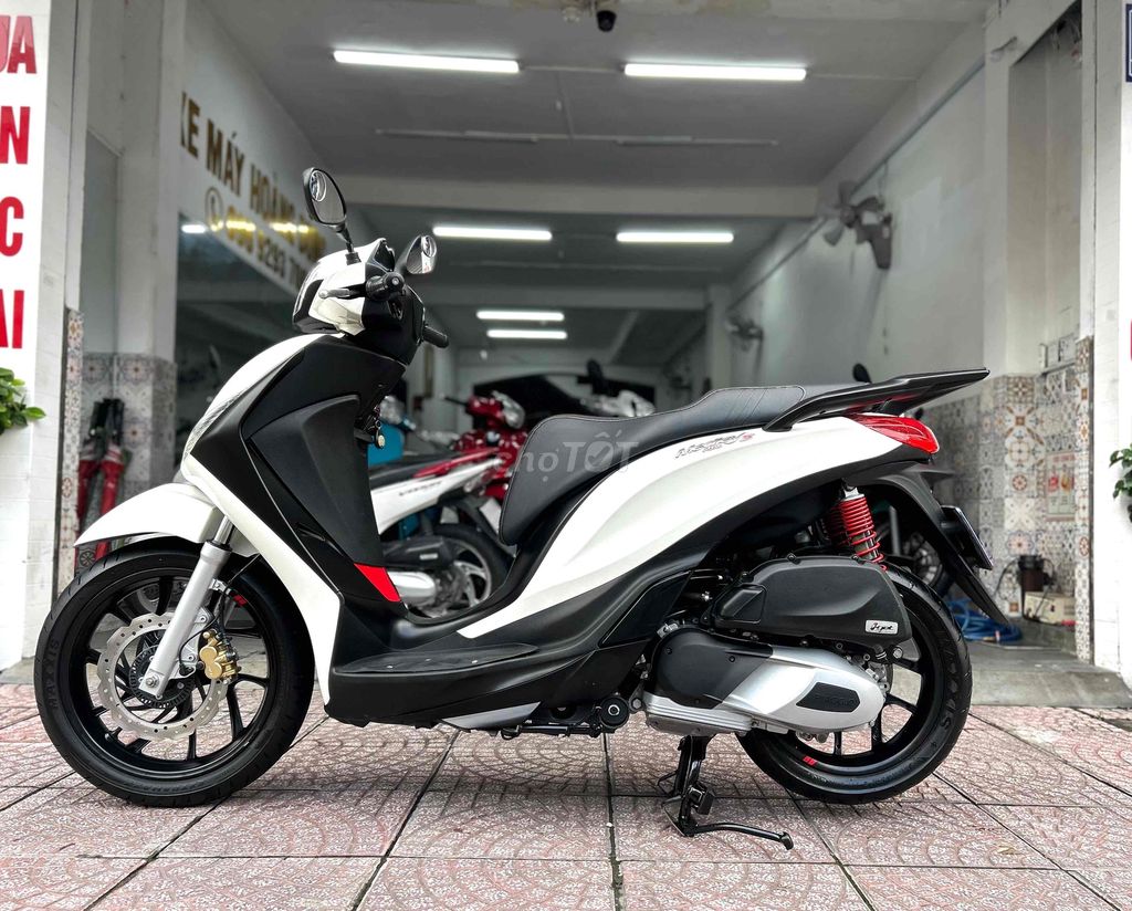 Xe Piaggio Medley 125 màu trắng đen. Mua bán Xe máy tại Quận Phú Nhuận Tp Hồ Chí Minh được đăng bởi Cửa hàng xe máy Hoàng Dũng hình 4