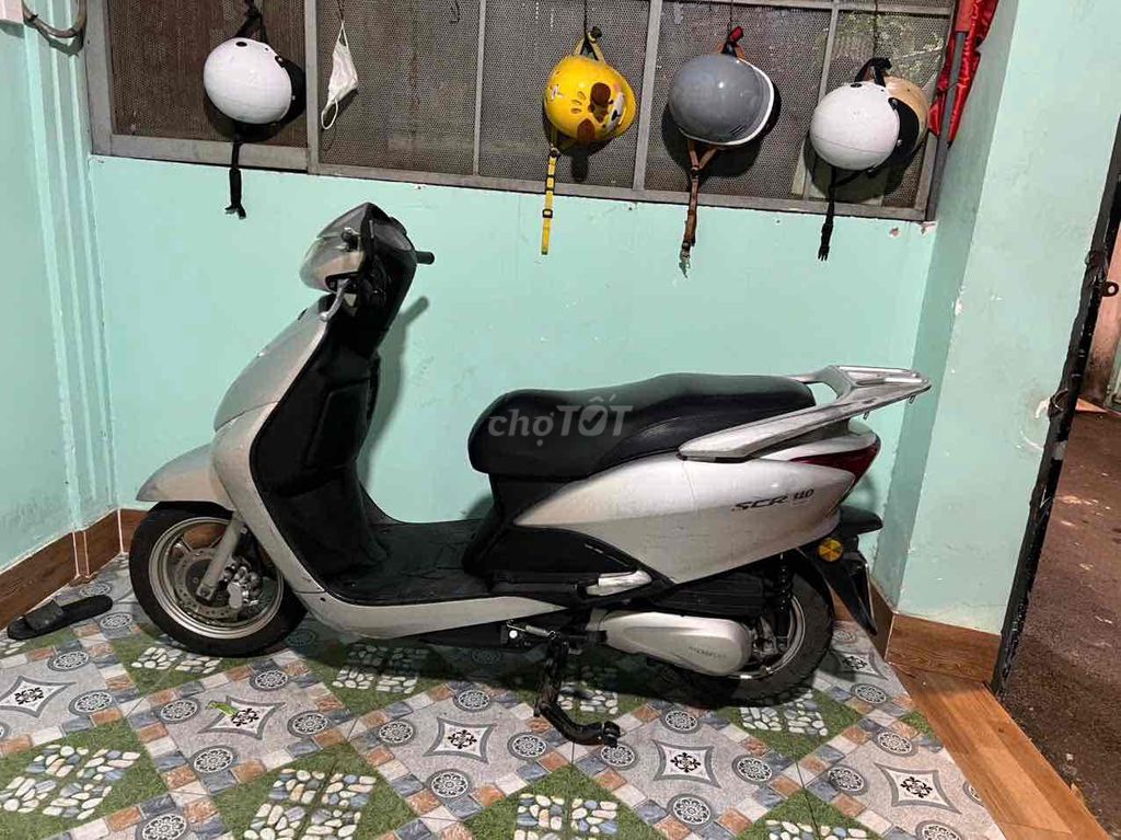Машина Honda SCR Fi очень тихая, городской номерной знак
