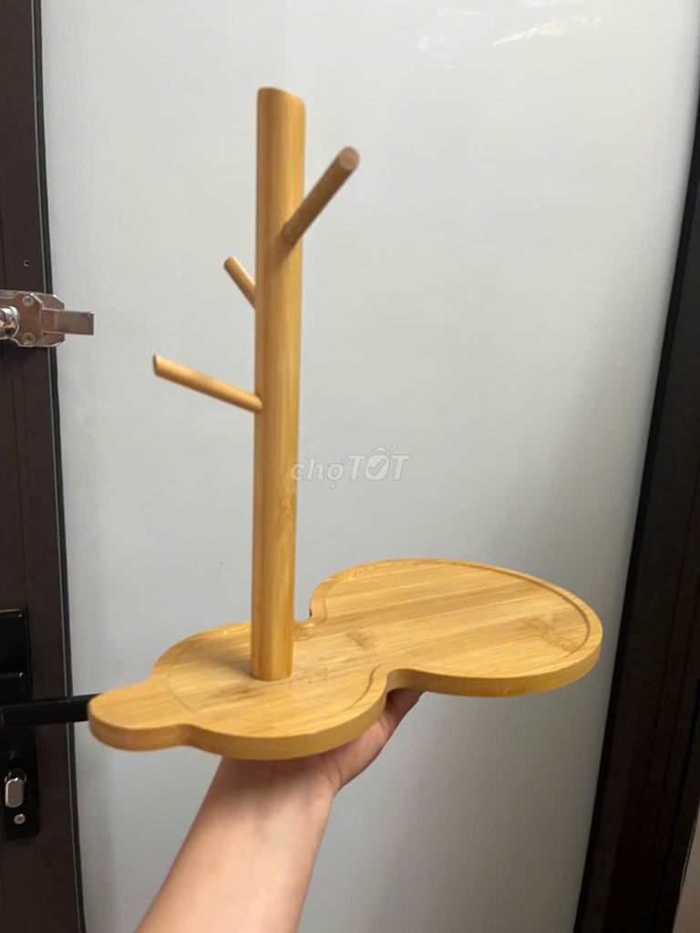 Kệ để bình nước nhỏ  gỗ treo cốc. Mua bán Tủ, kệ gia đình tại Quận Hà Đông Hà Nội được đăng bởi nguyễn trà my  hình 1