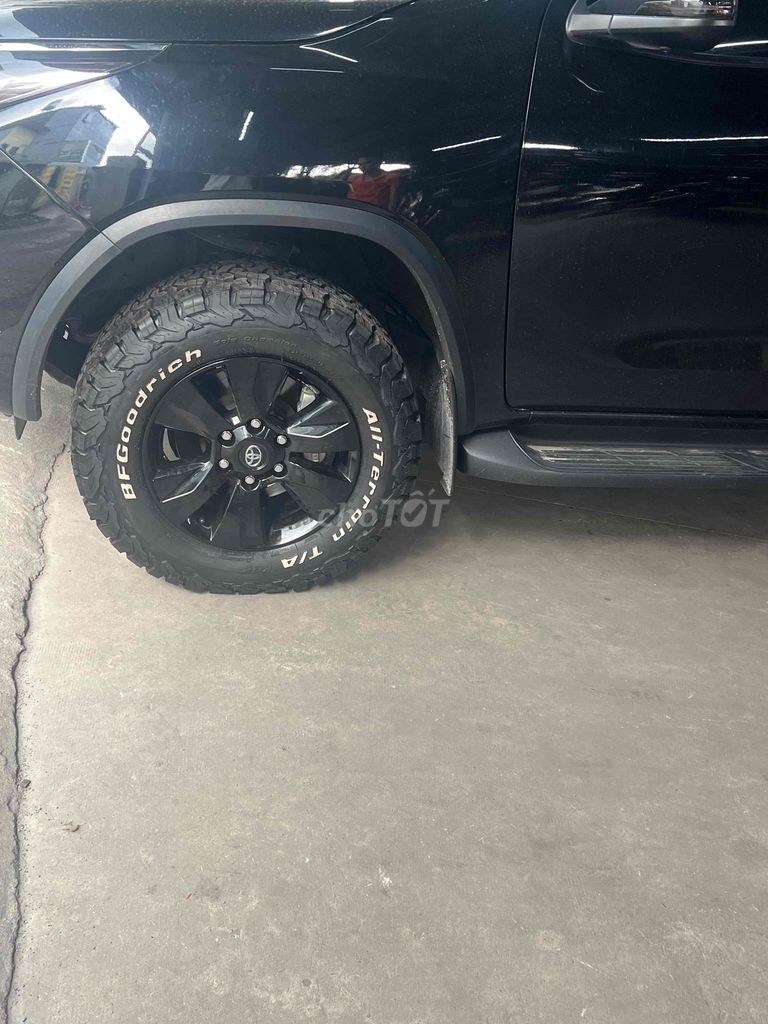 Toyota Fortuner 2018 черный 50000 км