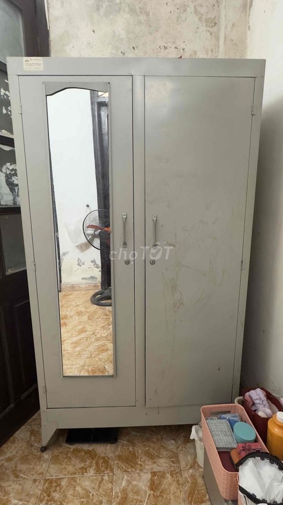Tủ quần áo kim loại xám có gương. Mua bán Tủ, kệ gia đình tại Quận Hai Bà Trưng Hà Nội được đăng bởi Nguyễn Phương Nhung hình 1
