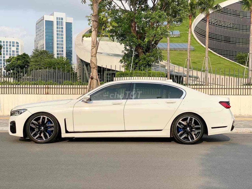 BMW 740Li белый 5-местный бензин