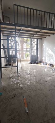 phòng ban công mới xây gần trường huflit ( cách 800m) sẳn máy lạnh