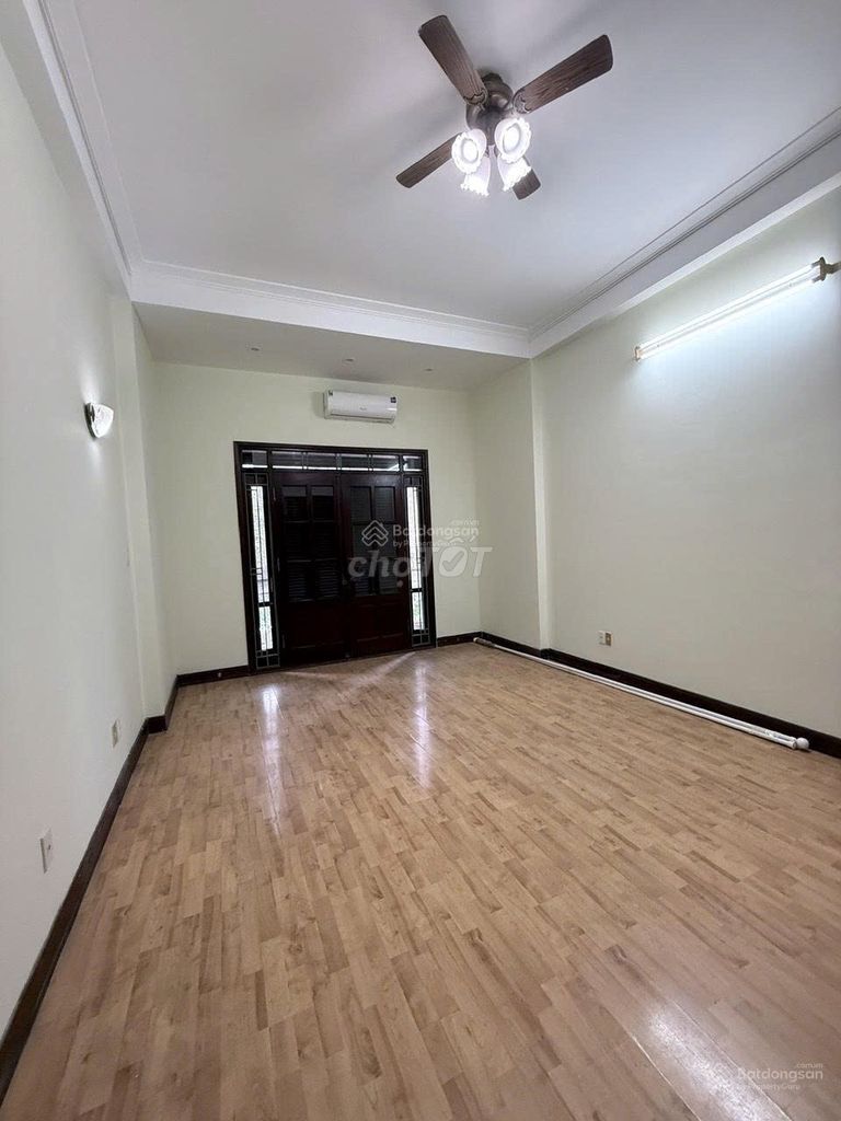 Дом в Хоанг Кау в аренду 50 м², 3 спальни, 4 метра, открытый балкон, всего 30 кв.м.