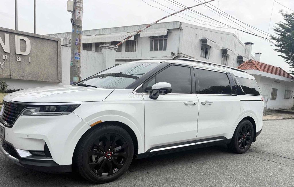 8-МЕСТНЫЙ БЕЛЫЙ СЕМЕЙНЫЙ АВТОМОБИЛЬ CANIVAL PREMIUM