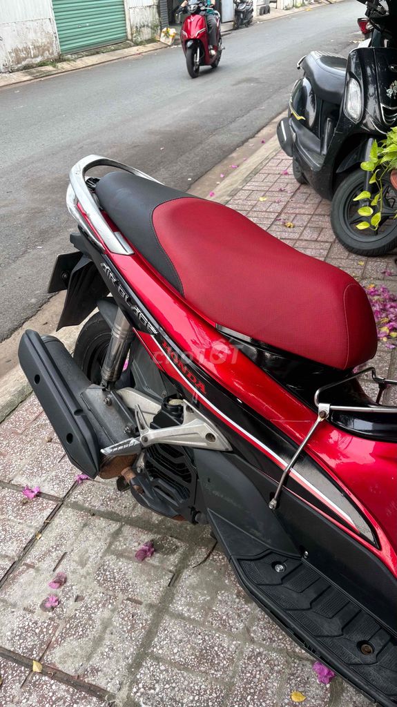 Honda Air Blade 2023 красно-черный