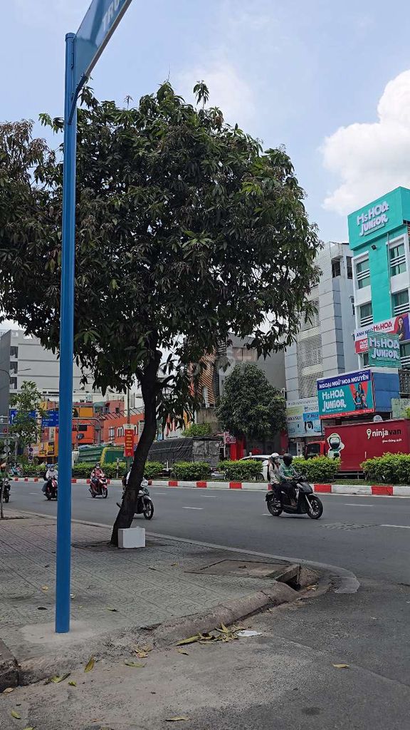 Tòa nhà 2 mặt tiền đường Cộng Hòa, 1 hầm 5 lầu, thang máy. Mua bán văn phòng, mặt bằng kinh doanh tại Quận Tân Bình Tp Hồ Chí Minh được đăng bởi Trung hình 1