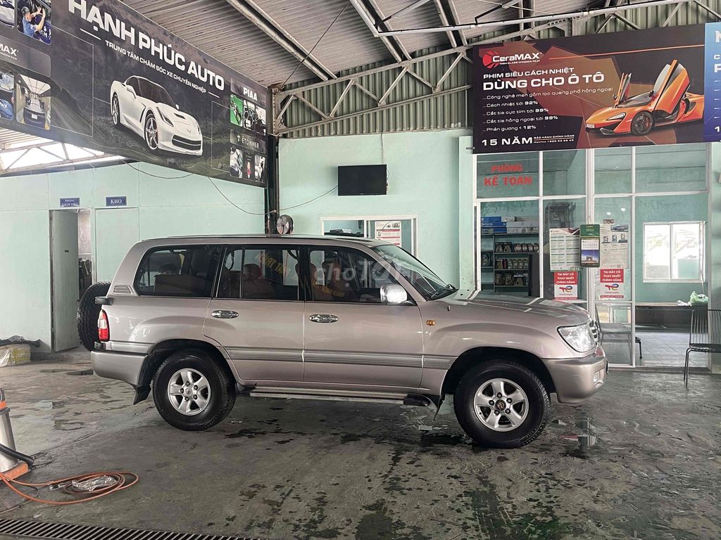8-местная бензиновая японская колода Toyota Land Cruiser.