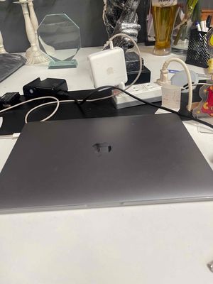 2 máy Macbook Pro